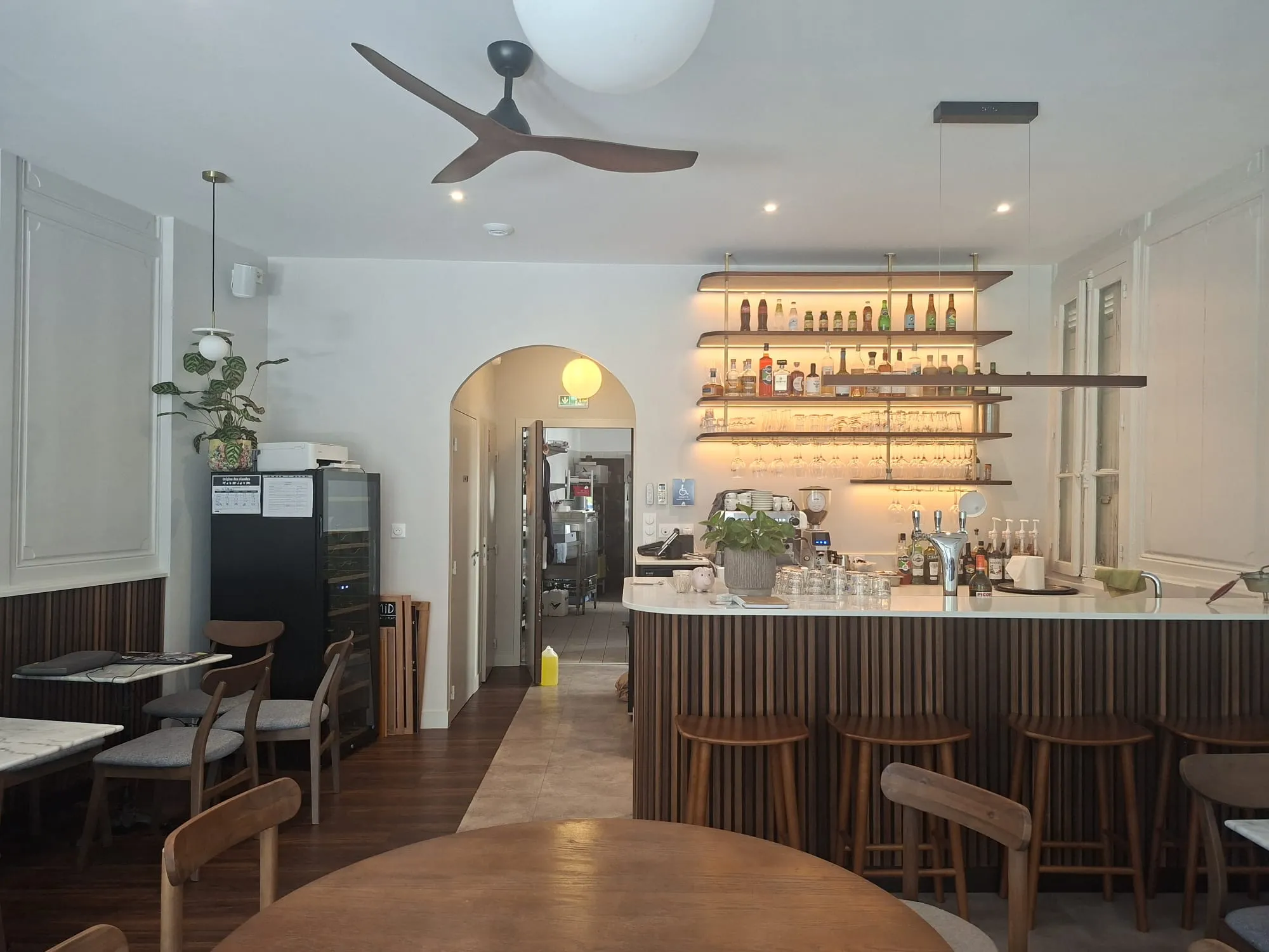 Le comptoir et l’arrière-bar rétroéclairé